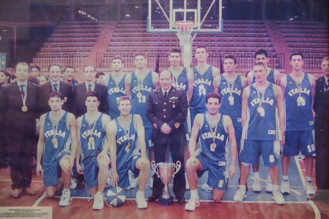 Campionati Mondiali Militari di Catania del 2003: Italia prima classificata. Nella foto Moretti, Pinna  (capo squadra), La Cava (prep. atl.), Pasquali (all.), Pilotti, Cottani, Basadei, Bargnani, Bazzoli, Giovannoni, Ghiacci, Riva, Simeone, Sottana, Colonnello Romeo, Bencaster, Di Bella.